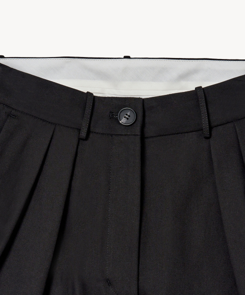 LADY VOLUME(レディーボリューム)の「プリーツターンアップパンツ (ブラック)(その他パンツ・レディース・その他・MEDIUM/SMALL)」の3枚目の写真
