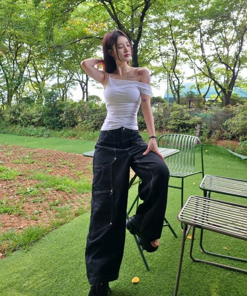 ARI(アリ)の「SHERRY UNBALANCE SHIRRLING TOP / WHITE(Tシャツ/カットソー・レディース・ホワイト・FREE)」の3枚目の写真