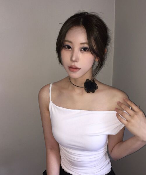 ARI(アリ)の「SHERRY UNBALANCE SHIRRLING TOP / WHITE(Tシャツ/カットソー・レディース・ホワイト・FREE)」の6枚目の写真