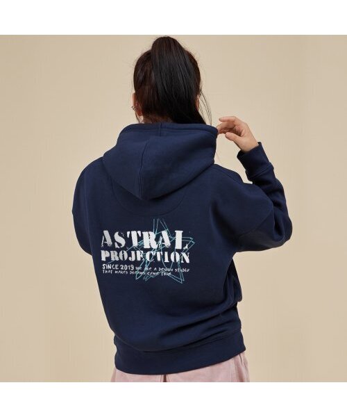 ASTRAL PROJECTION(アストラルプロジェクション)の「ヴィンテージレタリングオーバーサイズワイドショルダーフードパーカー_ネイビー(パーカー・メンズ・その他・MEDIUM/LARGE/X-LARGE/XX-LARGE)」の6枚目の写真