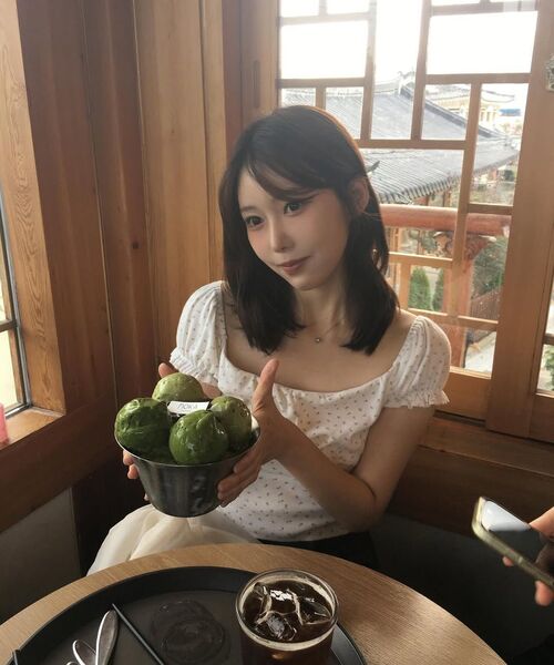 NAKED SURF CLUB(ネイキッドサーフクラブ)の「フラワーオフショルダーTシャツ (ベージュ)(Tシャツ/カットソー・レディース・その他・FREE)」の3枚目の写真