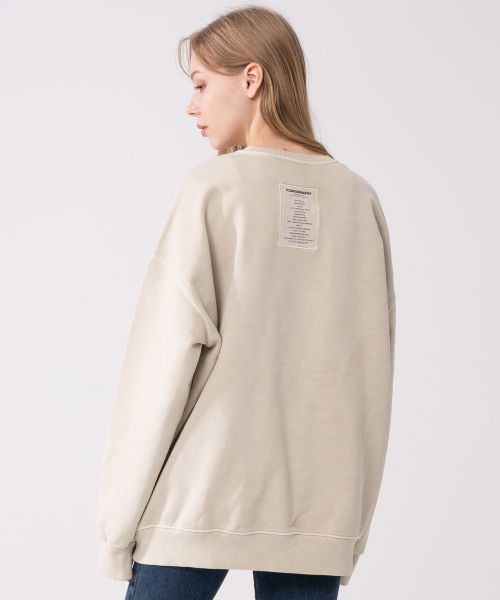 ICONOGRAPHY(アイコノグラフィー)の「PIGMENT HEAVY COTTON LABEL ART DBE(スウェット・レディース・オートミール・MEDIUM/X-LARGE/LARGE)」の1枚目の写真