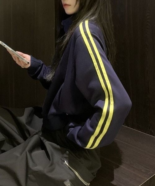 Vipoa(ヴィポア)の「Crop yellow track jacket(ジャージ・レディース・ブラック系その他・FREE)」の2枚目の写真
