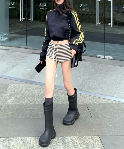 Vipoa(ヴィポア)の「Crop yellow track jacket(ジャージ・レディース・ブラック系その他・FREE)」の22枚目の写真