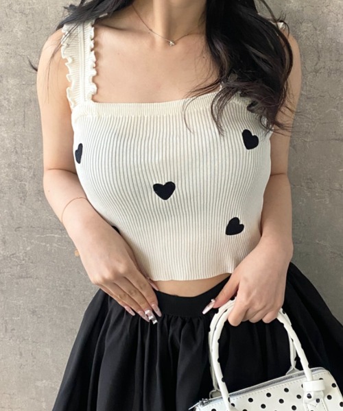 Mejoul(メジュール)の「【2026春夏新作】【華奢見え】ハート刺繍 フリルストラップ ニットキャミソール(タンクトップ・レディース・ブラック/ホワイト・F)」の4枚目の写真