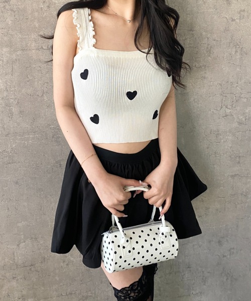 Mejoul(メジュール)の「【2026春夏新作】【華奢見え】ハート刺繍 フリルストラップ ニットキャミソール(タンクトップ・レディース・ブラック/ホワイト・F)」の5枚目の写真