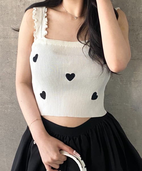 Mejoul(メジュール)の「【2026春夏新作】【華奢見え】ハート刺繍 フリルストラップ ニットキャミソール(タンクトップ・レディース・ブラック/ホワイト・F)」の6枚目の写真