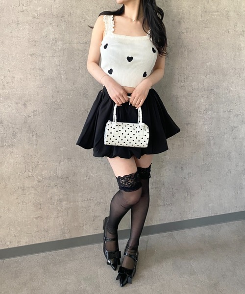 Mejoul(メジュール)の「【2026春夏新作】【華奢見え】ハート刺繍 フリルストラップ ニットキャミソール(タンクトップ・レディース・ブラック/ホワイト・F)」の9枚目の写真