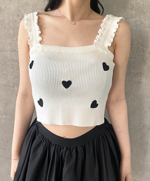Mejoul(メジュール)の「【2026春夏新作】【華奢見え】ハート刺繍 フリルストラップ ニットキャミソール(タンクトップ・レディース・ブラック/ホワイト・F)」の17枚目の写真