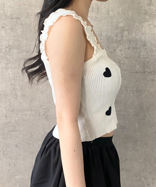 Mejoul(メジュール)の「【2026春夏新作】【華奢見え】ハート刺繍 フリルストラップ ニットキャミソール(タンクトップ・レディース・ブラック/ホワイト・F)」の18枚目の写真