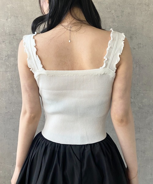 Mejoul(メジュール)の「【2026春夏新作】【華奢見え】ハート刺繍 フリルストラップ ニットキャミソール(タンクトップ・レディース・ブラック/ホワイト・F)」の19枚目の写真