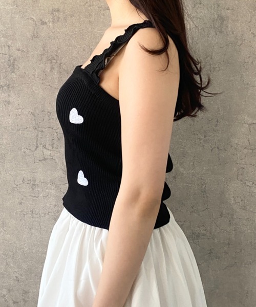 Mejoul(メジュール)の「【2026春夏新作】【華奢見え】ハート刺繍 フリルストラップ ニットキャミソール(タンクトップ・レディース・ブラック/ホワイト・F)」の22枚目の写真