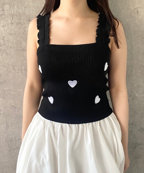 Mejoul(メジュール)の「【2026春夏新作】【華奢見え】ハート刺繍 フリルストラップ ニットキャミソール(タンクトップ・レディース・ブラック/ホワイト・F)」の21枚目の写真