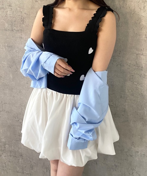 Mejoul(メジュール)の「【2026春夏新作】【華奢見え】ハート刺繍 フリルストラップ ニットキャミソール(タンクトップ・レディース・ブラック/ホワイト・F)」の10枚目の写真
