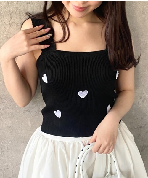 Mejoul(メジュール)の「【2026春夏新作】【華奢見え】ハート刺繍 フリルストラップ ニットキャミソール(タンクトップ・レディース・ブラック/ホワイト・F)」の12枚目の写真