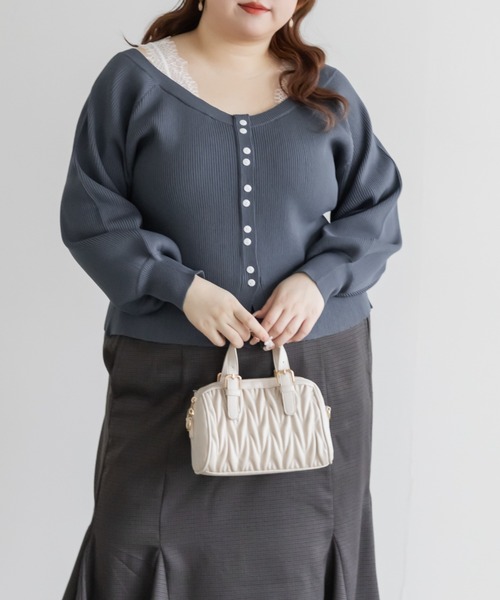 CLETTE（クレット）の「CLETTEオリジナルレースレイヤード風フロントボタンニット（ニット/セーター・レディース・チャコールグレー/ブルー/ピンク・4L/3L/LL）」の2枚目の写真
