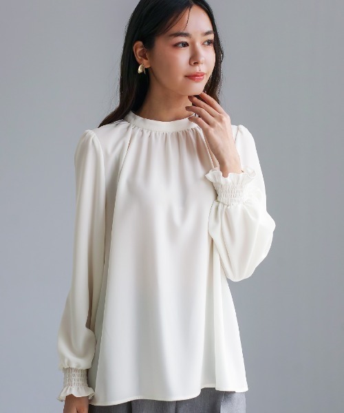 White Collection（ホワイトコレクション）の「【 ディテール映え 】ソフトツイル・袖口シャーリングフレアブラウス（シャツ/ブラウス・レディース・スモークピンク/オフホワイト/グレイッシュブルー・S/M/L）」の2枚目の写真