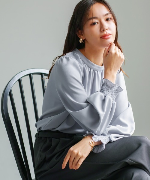 White Collection（ホワイトコレクション）の「【 ディテール映え 】ソフトツイル・袖口シャーリングフレアブラウス（シャツ/ブラウス・レディース・スモークピンク/オフホワイト/グレイッシュブルー・S/M/L）」の3枚目の写真