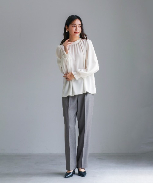 White Collection（ホワイトコレクション）の「【 ディテール映え 】ソフトツイル・袖口シャーリングフレアブラウス（シャツ/ブラウス・レディース・スモークピンク/オフホワイト/グレイッシュブルー・S/M/L）」の4枚目の写真