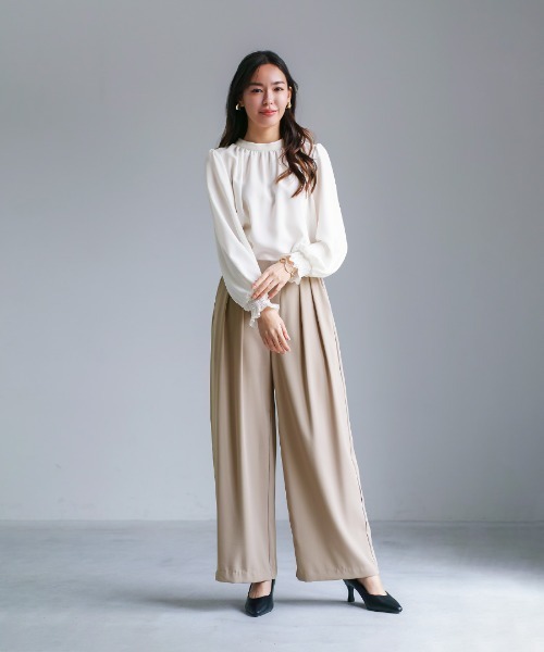 White Collection（ホワイトコレクション）の「【 ディテール映え 】ソフトツイル・袖口シャーリングフレアブラウス（シャツ/ブラウス・レディース・スモークピンク/オフホワイト/グレイッシュブルー・S/M/L）」の5枚目の写真