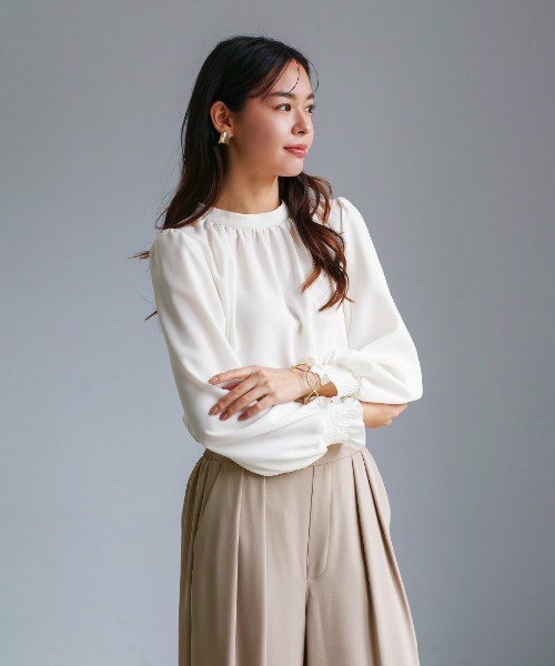 White Collection（ホワイトコレクション）の「【 ディテール映え 】ソフトツイル・袖口シャーリングフレアブラウス（シャツ/ブラウス・レディース・スモークピンク/オフホワイト/グレイッシュブルー・S/M/L）」の6枚目の写真