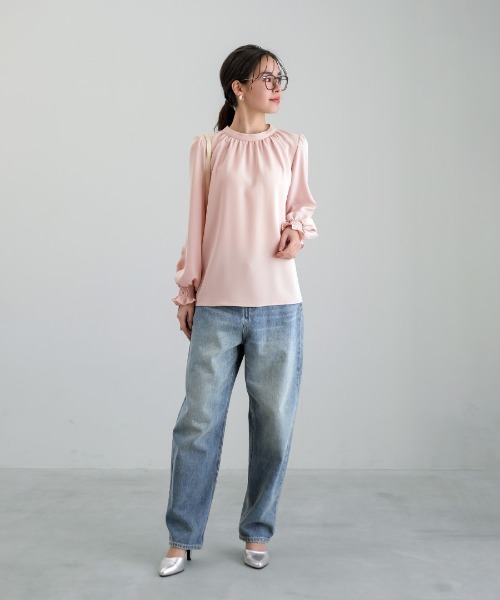 White Collection（ホワイトコレクション）の「【 ディテール映え 】ソフトツイル・袖口シャーリングフレアブラウス（シャツ/ブラウス・レディース・スモークピンク/オフホワイト/グレイッシュブルー・S/M/L）」の11枚目の写真