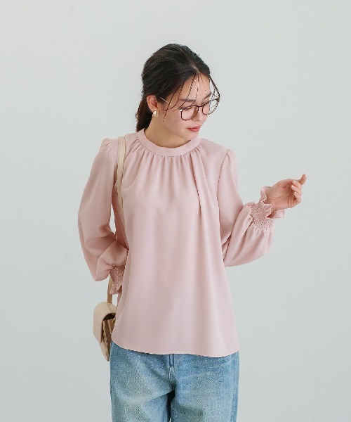 White Collection（ホワイトコレクション）の「【 ディテール映え 】ソフトツイル・袖口シャーリングフレアブラウス（シャツ/ブラウス・レディース・スモークピンク/オフホワイト/グレイッシュブルー・S/M/L）」の12枚目の写真