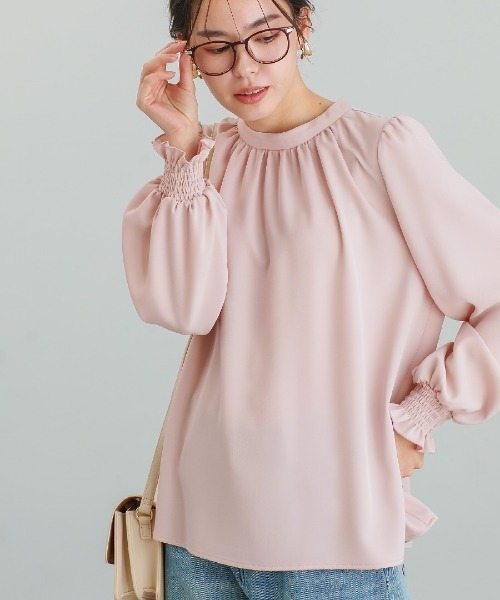 White Collection（ホワイトコレクション）の「【 ディテール映え 】ソフトツイル・袖口シャーリングフレアブラウス（シャツ/ブラウス・レディース・スモークピンク/オフホワイト/グレイッシュブルー・S/M/L）」の13枚目の写真