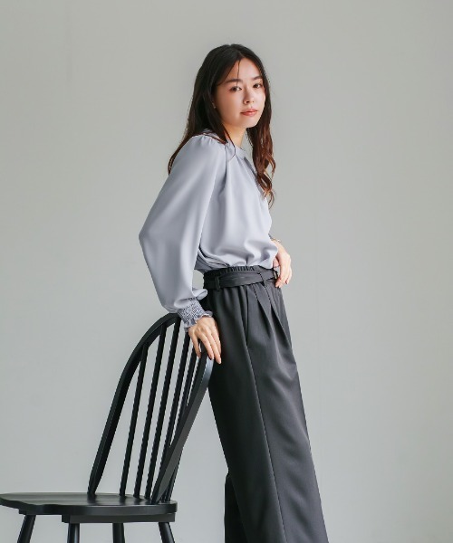 White Collection（ホワイトコレクション）の「【 ディテール映え 】ソフトツイル・袖口シャーリングフレアブラウス（シャツ/ブラウス・レディース・スモークピンク/オフホワイト/グレイッシュブルー・S/M/L）」の14枚目の写真