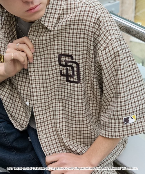 MLB(メジャーリーグベースボール)の「MLB/メジャーリーグベースボール 別注 ロゴ刺繍 アソートチェック オーバーサイズ レギュラーカラー半袖シャツ(シャツ/ブラウス・メンズ・ブラック系/ベージュ系/ブラック/ブラウン/レッド/ネイビー系/グレー・M/L)」の19枚目の写真
