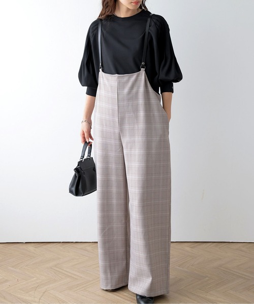 La-gemme(ラジェム)の「サスペンダー付きワイドサロペット(サロペット/オーバーオール・レディース・ブラック/アイボリー/ベージュ/チェック・フリー)」の1枚目の写真