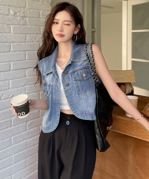 emi+(エミプラス)の「ショート丈デニムベスト(ベスト・レディース・インディゴブルー/ブルー・FREE)」の6枚目の写真