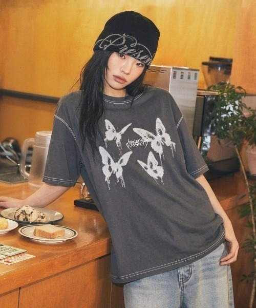 MAHAGRID(マハグリッド)の「『mahagrid/マハグリッド』PIGMENT BUTTERFLY GOTH TEE/ピグメント バタフライ ゴス Tシャツ(Tシャツ/カットソー・レディース・アイボリー/チャコールグレー・M)」の2枚目の写真