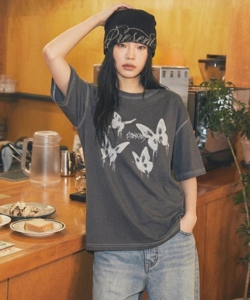MAHAGRID(マハグリッド)の「『mahagrid/マハグリッド』PIGMENT BUTTERFLY GOTH TEE/ピグメント バタフライ ゴス Tシャツ(Tシャツ/カットソー・レディース・アイボリー/チャコールグレー・M)」の5枚目の写真