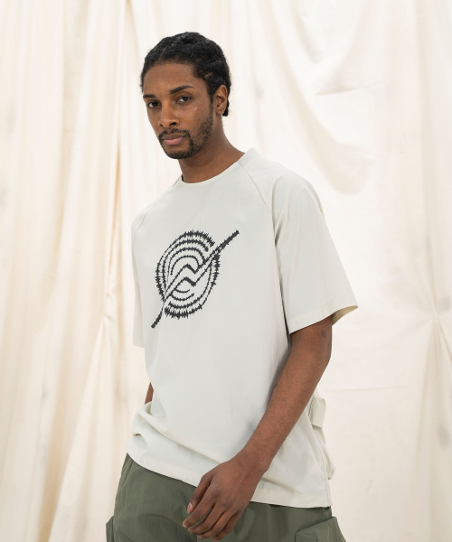 KALAPATTHAR(カラパタール)の「Woven Logo Back Pocket T-Shirt - Light Gray(Tシャツ/カットソー・メンズ・その他・MEDIUM/LARGE/X-LARGE)」の1枚目の写真
