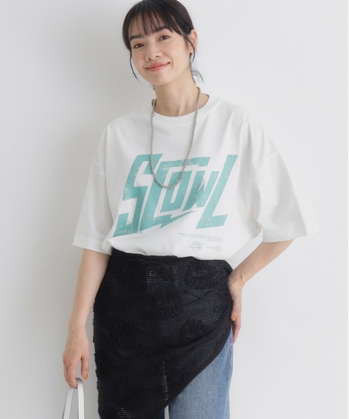 Right-on(ライトオン)の「HONEYSUCKLE ROSE(ハニーサックルローズ)アシッド加工ロゴプリントTシャツ(Tシャツ/カットソー・レディース・ネイビー/ブラウン/ダークグレー/キナリ・S/M/L)」の2枚目の写真