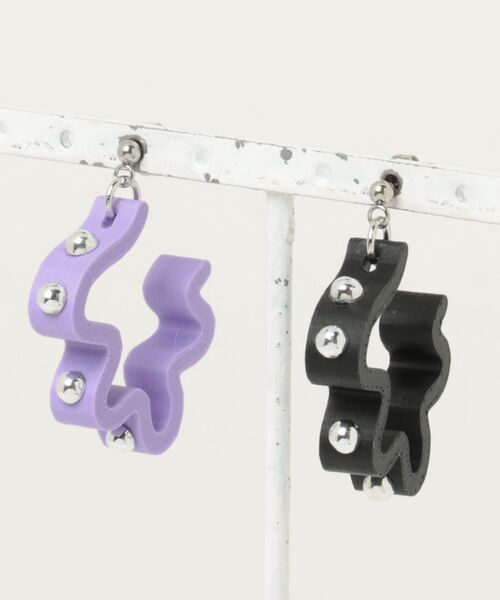 tone（トーン）の「Beauty bell/うねうねカラフルピアス(S)（ピアス（両耳用）・レディース・イエロー系その他/ホワイト系その他2/イエロー系その他2/グリーン/パープル系その他2/レッド/オレンジ系その他2/ピンク系その他2/ピンク/ブラック/パープル/ホワイト/ベージュ・FREE）」の7枚目の写真