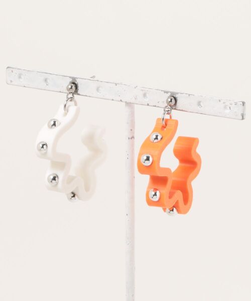 tone（トーン）の「Beauty bell/うねうねカラフルピアス(S)（ピアス（両耳用）・レディース・イエロー系その他/ホワイト系その他2/イエロー系その他2/グリーン/パープル系その他2/レッド/オレンジ系その他2/ピンク系その他2/ピンク/ブラック/パープル/ホワイト/ベージュ・FREE）」の13枚目の写真