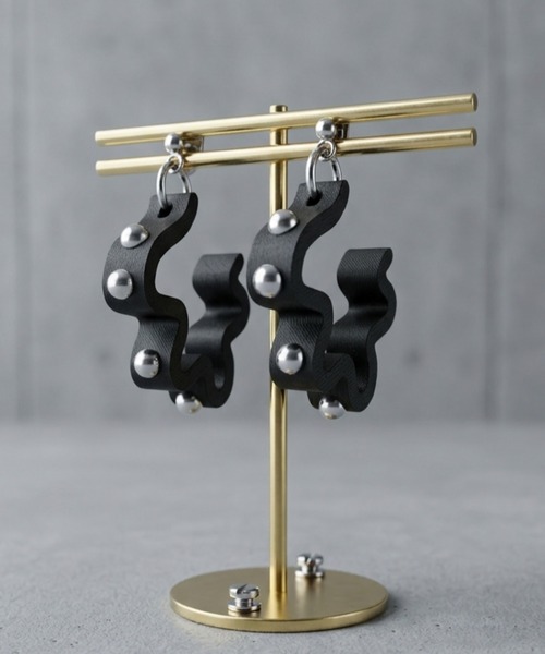 tone（トーン）の「Beauty bell/うねうねカラフルピアス(S)（ピアス（両耳用）・レディース・イエロー系その他/ホワイト系その他2/イエロー系その他2/グリーン/パープル系その他2/レッド/オレンジ系その他2/ピンク系その他2/ピンク/ブラック/パープル/ホワイト/ベージュ・FREE）」の3枚目の写真