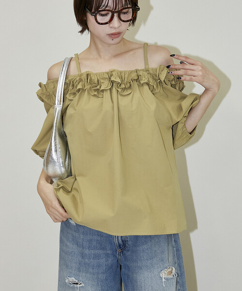 PUBLUX（パブリュクス）の「PUBLUX/パブリュクス フリル オフショル ブラウス　限定展開（Tシャツ/カットソー・レディース・ベージュ/チャコールグレー/オフホワイト・ﾌﾘ-）」の3枚目の写真