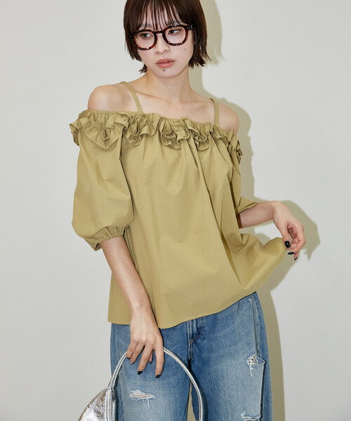 PUBLUX（パブリュクス）の「PUBLUX/パブリュクス フリル オフショル ブラウス　限定展開（Tシャツ/カットソー・レディース・ベージュ/チャコールグレー/オフホワイト・ﾌﾘ-）」の4枚目の写真