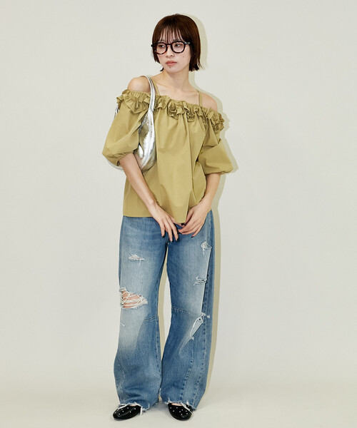 PUBLUX（パブリュクス）の「PUBLUX/パブリュクス フリル オフショル ブラウス　限定展開（Tシャツ/カットソー・レディース・ベージュ/チャコールグレー/オフホワイト・ﾌﾘ-）」の6枚目の写真