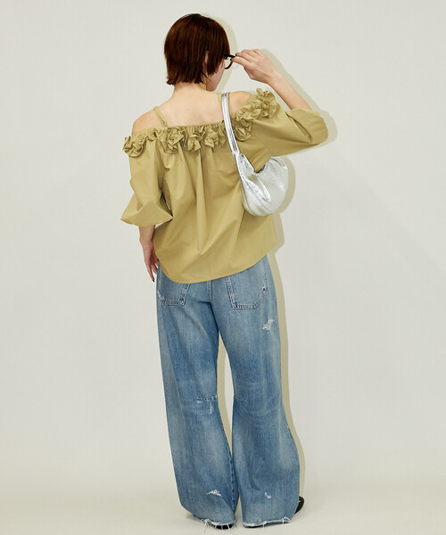 PUBLUX（パブリュクス）の「PUBLUX/パブリュクス フリル オフショル ブラウス　限定展開（Tシャツ/カットソー・レディース・ベージュ/チャコールグレー/オフホワイト・ﾌﾘ-）」の7枚目の写真