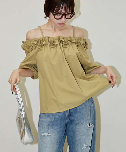 PUBLUX（パブリュクス）の「PUBLUX/パブリュクス フリル オフショル ブラウス　限定展開（Tシャツ/カットソー・レディース・ベージュ/チャコールグレー/オフホワイト・ﾌﾘ-）」の12枚目の写真