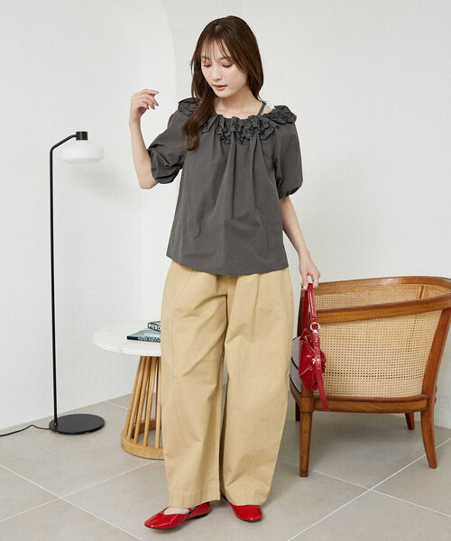 PUBLUX（パブリュクス）の「PUBLUX/パブリュクス フリル オフショル ブラウス　限定展開（Tシャツ/カットソー・レディース・ベージュ/チャコールグレー/オフホワイト・ﾌﾘ-）」の17枚目の写真