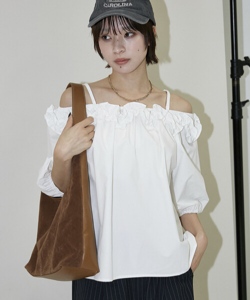 PUBLUX（パブリュクス）の「PUBLUX/パブリュクス フリル オフショル ブラウス　限定展開（Tシャツ/カットソー・レディース・ベージュ/チャコールグレー/オフホワイト・ﾌﾘ-）」の22枚目の写真