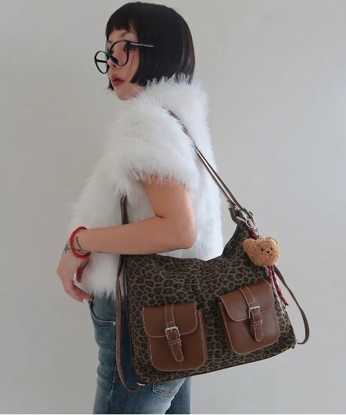 FREE STYLISTS（フリー スタイリスト）の「Y2K  3WAY マルチポケット ショルダーバッグ ヒョウ柄 チャーム付  大容量 A4収納（ショルダーバッグ・レディース・レオパード/カーキ・FREE）」の10枚目の写真