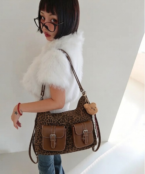 FREE STYLISTS（フリー スタイリスト）の「Y2K  3WAY マルチポケット ショルダーバッグ ヒョウ柄 チャーム付  大容量 A4収納（ショルダーバッグ・レディース・レオパード/カーキ・FREE）」の11枚目の写真