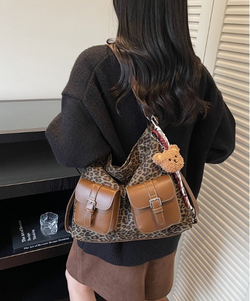 FREE STYLISTS（フリー スタイリスト）の「Y2K  3WAY マルチポケット ショルダーバッグ ヒョウ柄 チャーム付  大容量 A4収納（ショルダーバッグ・レディース・レオパード/カーキ・FREE）」の14枚目の写真