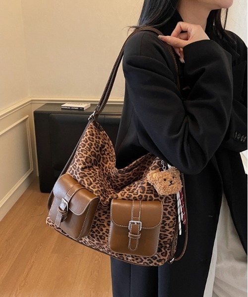 FREE STYLISTS（フリー スタイリスト）の「Y2K  3WAY マルチポケット ショルダーバッグ ヒョウ柄 チャーム付  大容量 A4収納（ショルダーバッグ・レディース・レオパード/カーキ・FREE）」の18枚目の写真